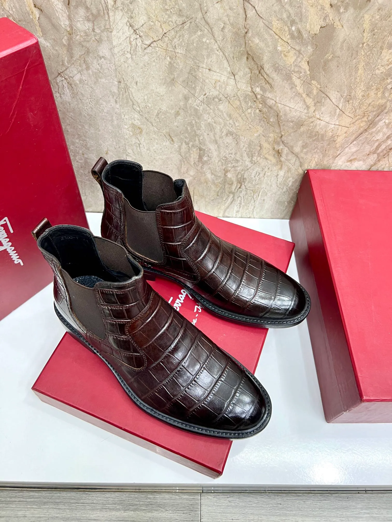 Original order quality: Men's shoes 💰700 Brand: Ferragamo (Ferragamo) One size larger: Men's size 38-44 (45 customized) Grade: Same style as the official website High-end men's shoes Material: Original cowhide, cowhide lining, original outsole Style category: Chelsea men's boots Fashion trend Color: Actual picture